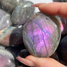 Load image into Gallery viewer, Purple Labradorite Palm