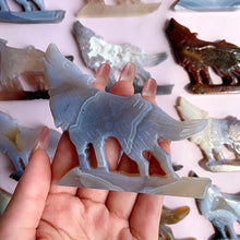 Load image into Gallery viewer, Druzy Agate Wolf Carvings