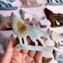 Load image into Gallery viewer, Druzy Agate Wolf Carvings