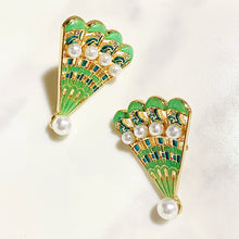 Load image into Gallery viewer, Stainless Steel  Imitation Pearl Fan Enamel  Ear Clip EC0021